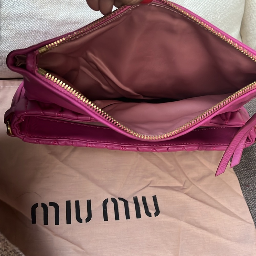 Miu Miu Pink Leather clutch bag with snap closure, zipped deep flap pocket. - Picture 6 of 14